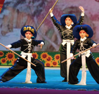 国劇杯の入賞者記念公演にて、現地の先生・生徒と水滸伝の一節「石秀探庄」を演じる大島陸(左)
