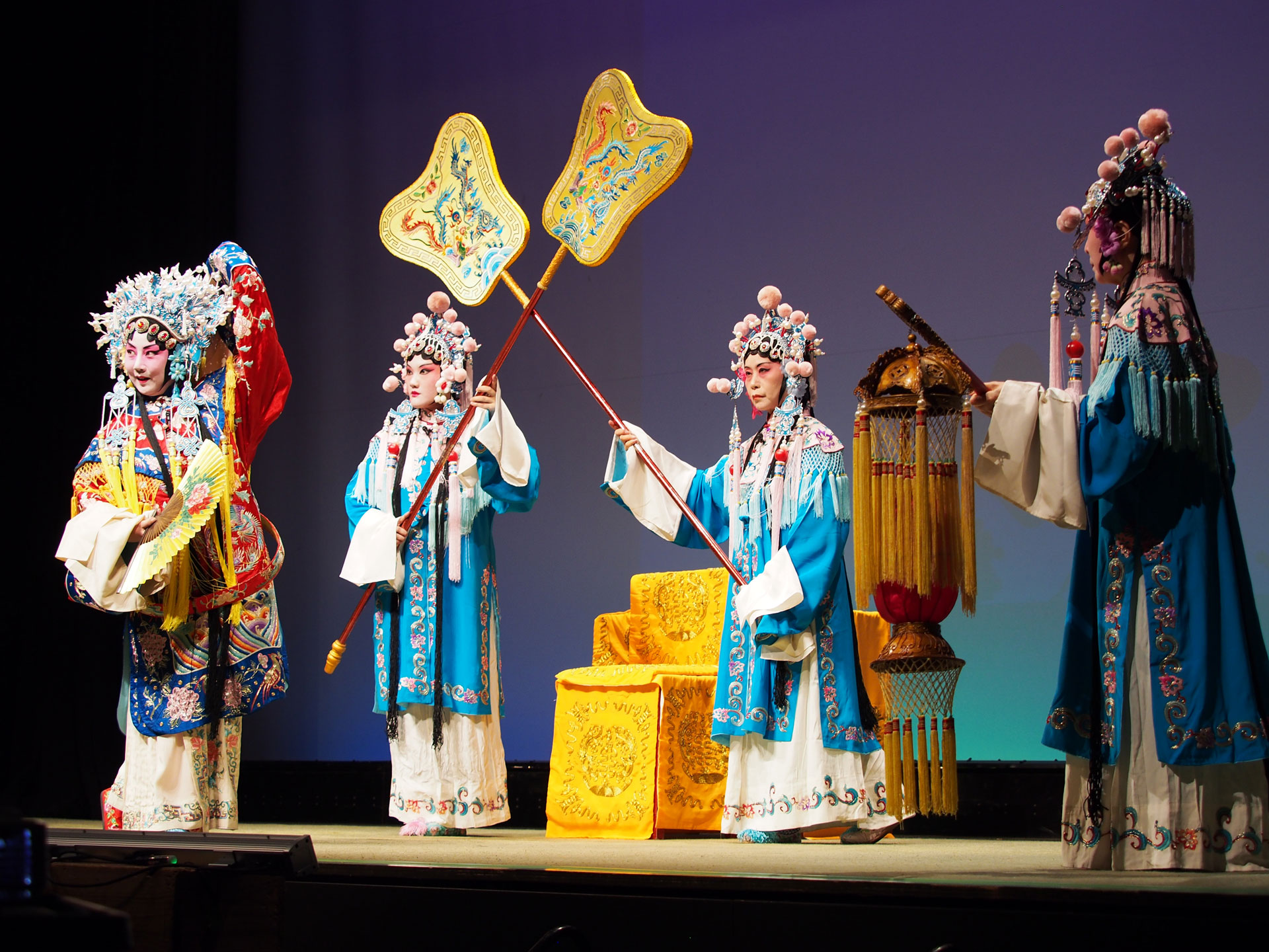 京劇 貴妃酔酒(楊貴妃:盧思、官女:張飛鳳・貴船惠子) 写真:五味麗