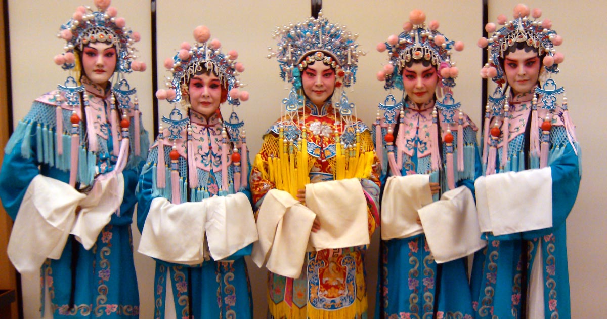 豊田市能楽堂主催「京劇の世界」での張桂琴と研修生