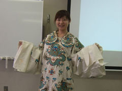 京劇衣装の試着なども