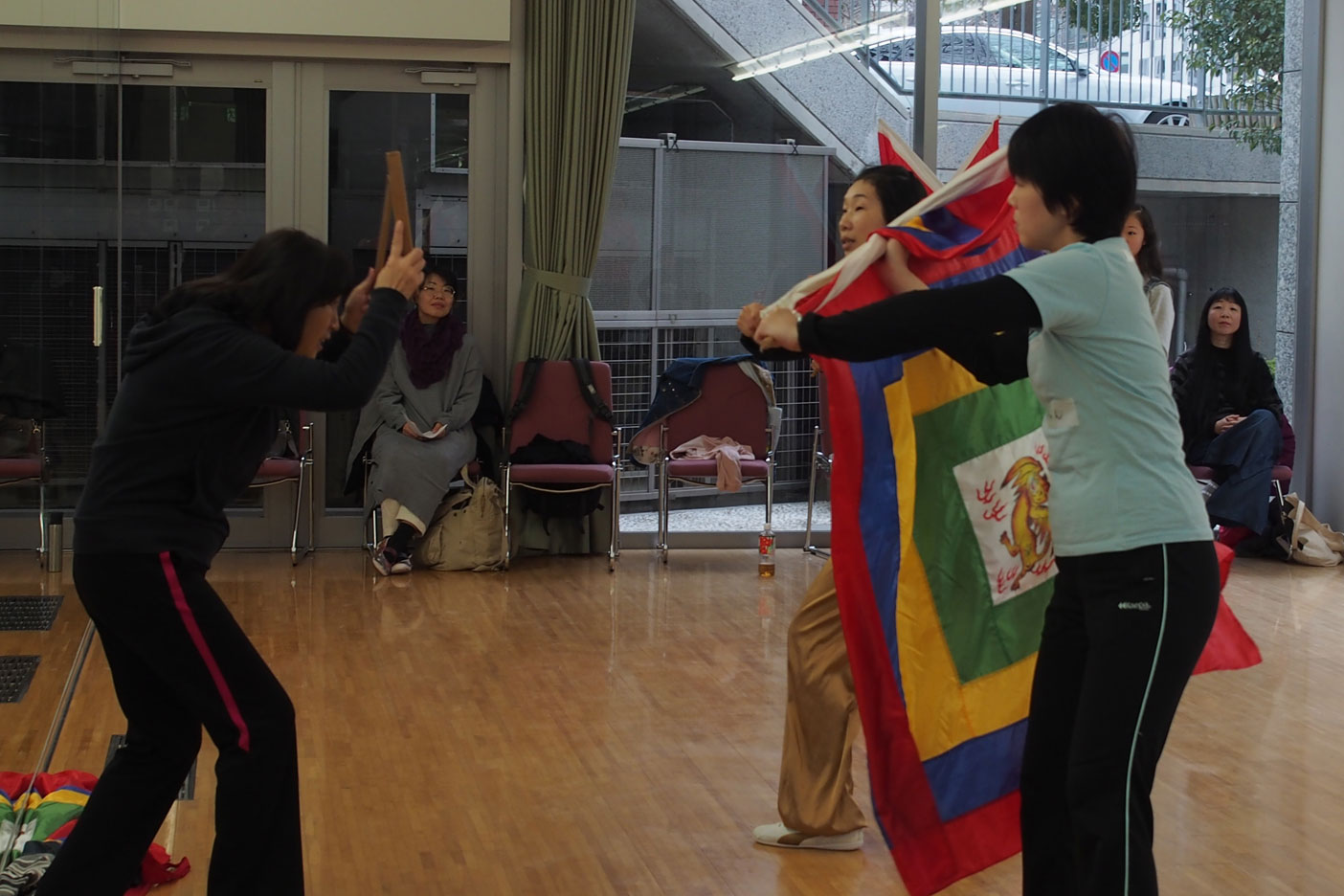 京劇ワークショップ２日目　旗の指導