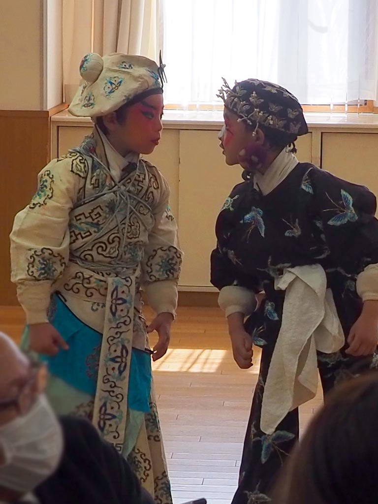 京劇　三岔口（任堂惠：野口友椰、劉利華：李伯強）