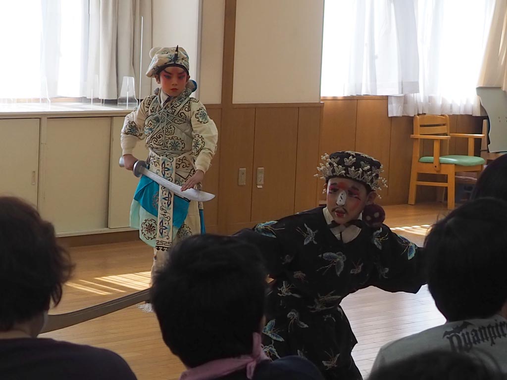 京劇　三岔口（任堂惠：野口友椰、劉利華：李伯強）