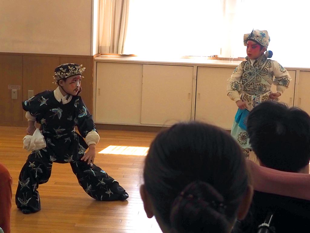 京劇　三岔口（任堂惠：野口友椰、劉利華：李伯強）