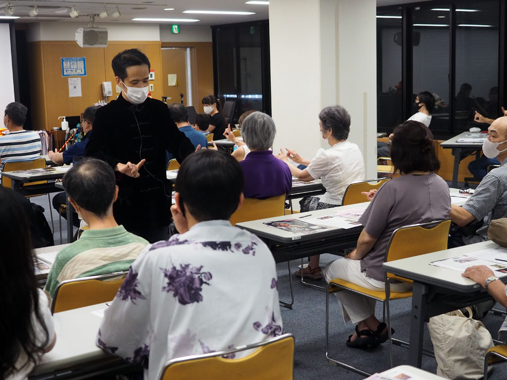 「はじめての京劇」ワークショップ[大阪]　女性の指の所作（蘭花指）体験（講師：張烏梅）