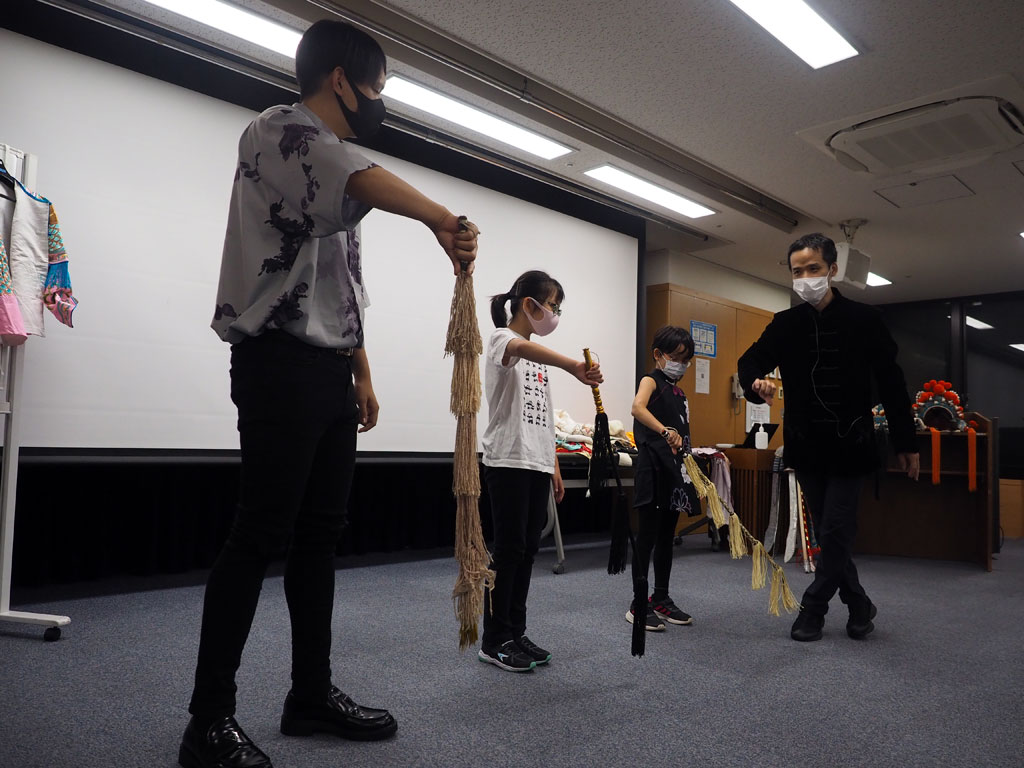 「はじめての京劇」ワークショップ[大阪]　小道具の基礎体験（馬鞭・マービェン）