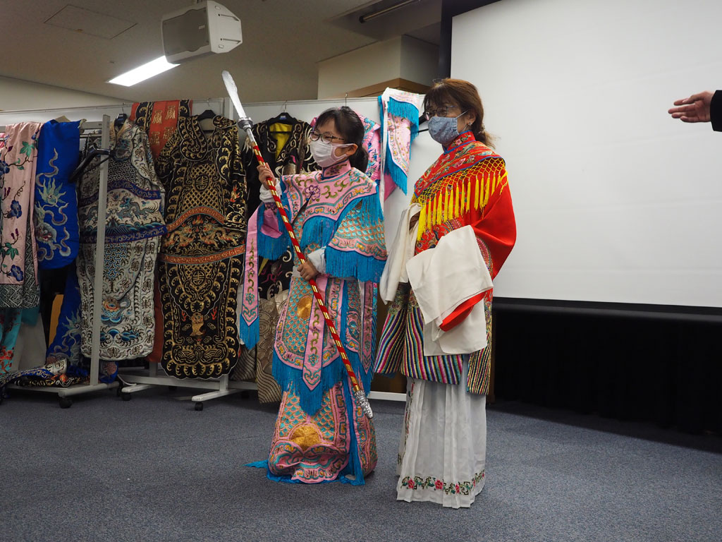 「はじめての京劇」ワークショップ[大阪]　京劇衣装体験（改良靠・ガイリャンカオ／蟒・マン）