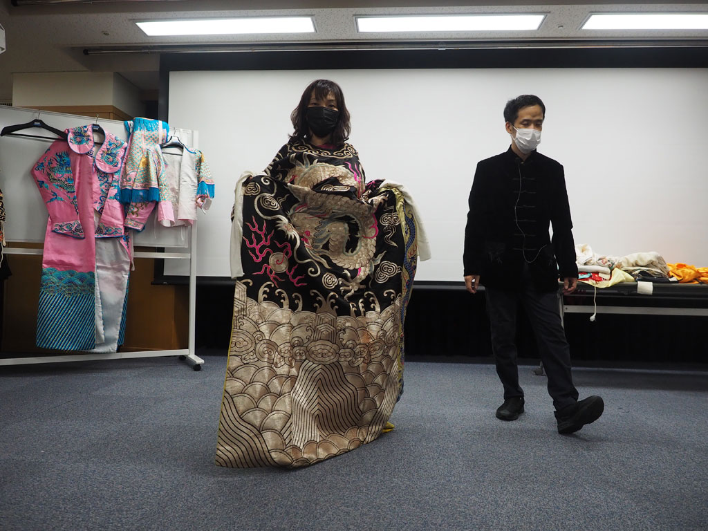 「はじめての京劇」ワークショップ[大阪]　京劇衣装体験（蟒・マン）