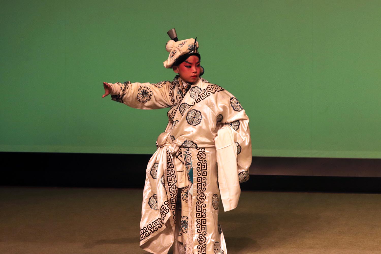 京劇　三岔口(任堂恵：野口友椰)　写真：井田裕明