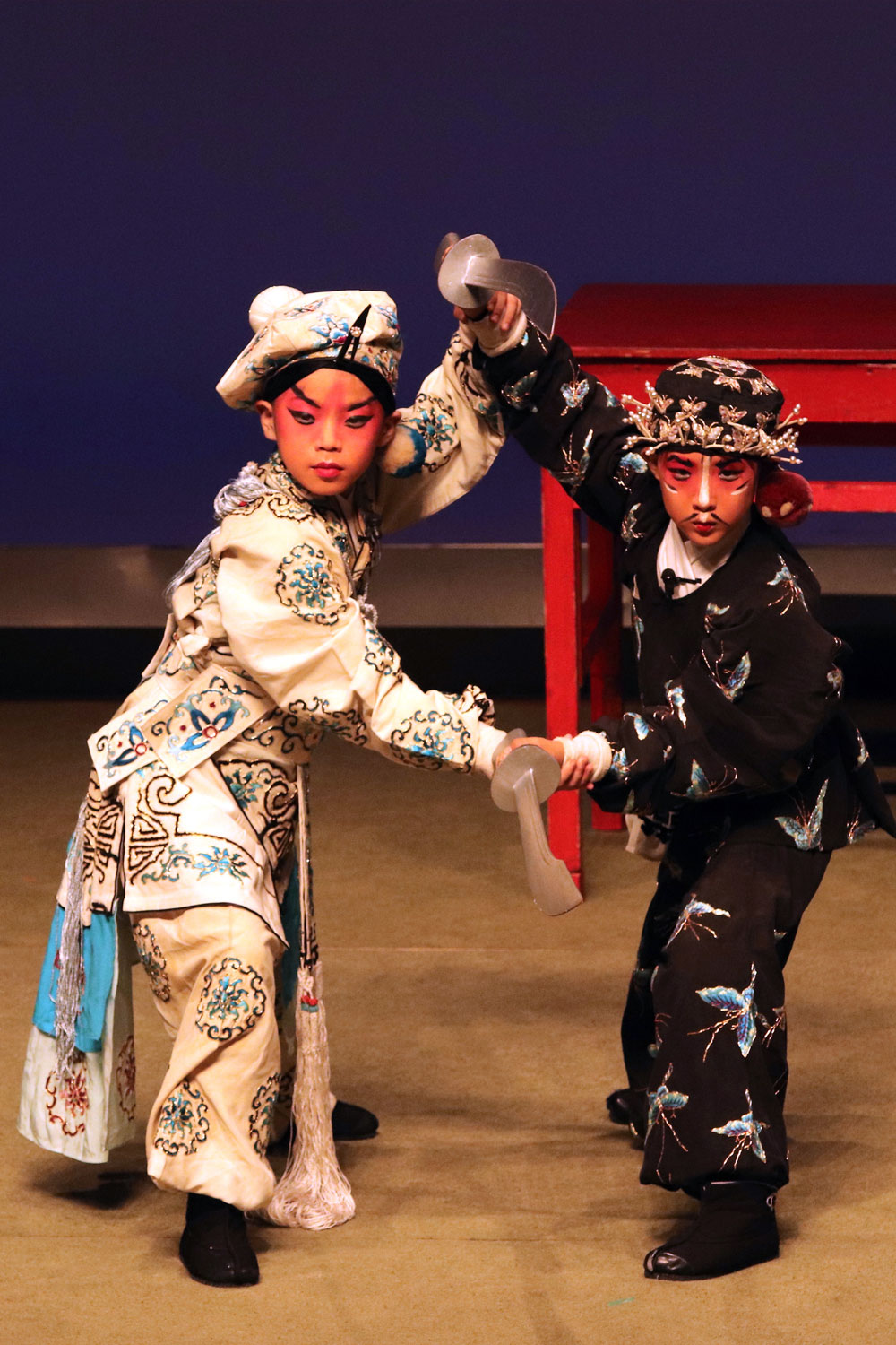 京劇　三岔口(任堂恵：野口友椰,劉利華：李伯強)　写真：井田裕明