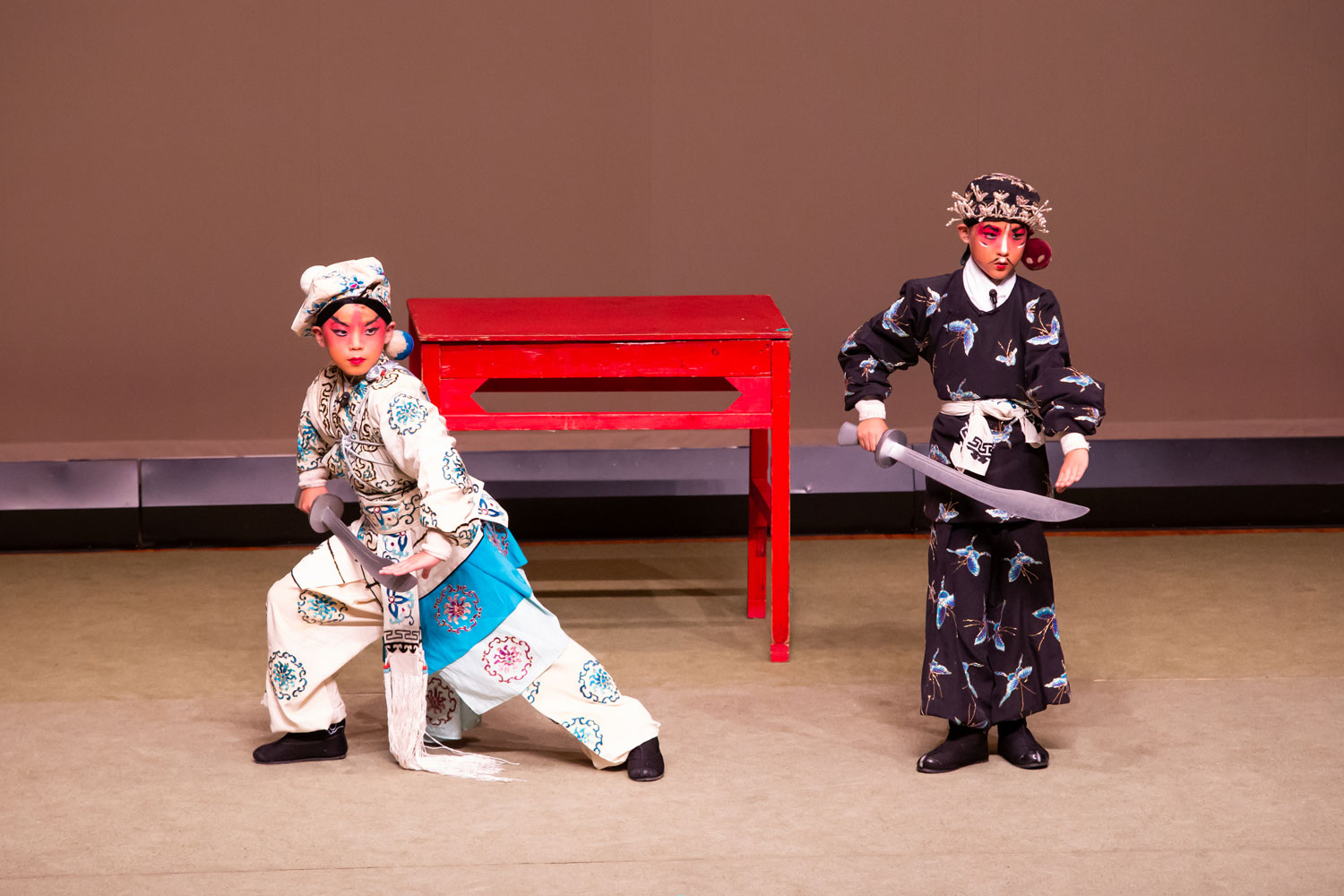 京劇　三岔口(任堂恵：野口友椰,劉利華：李伯強)　写真：岩切卓士