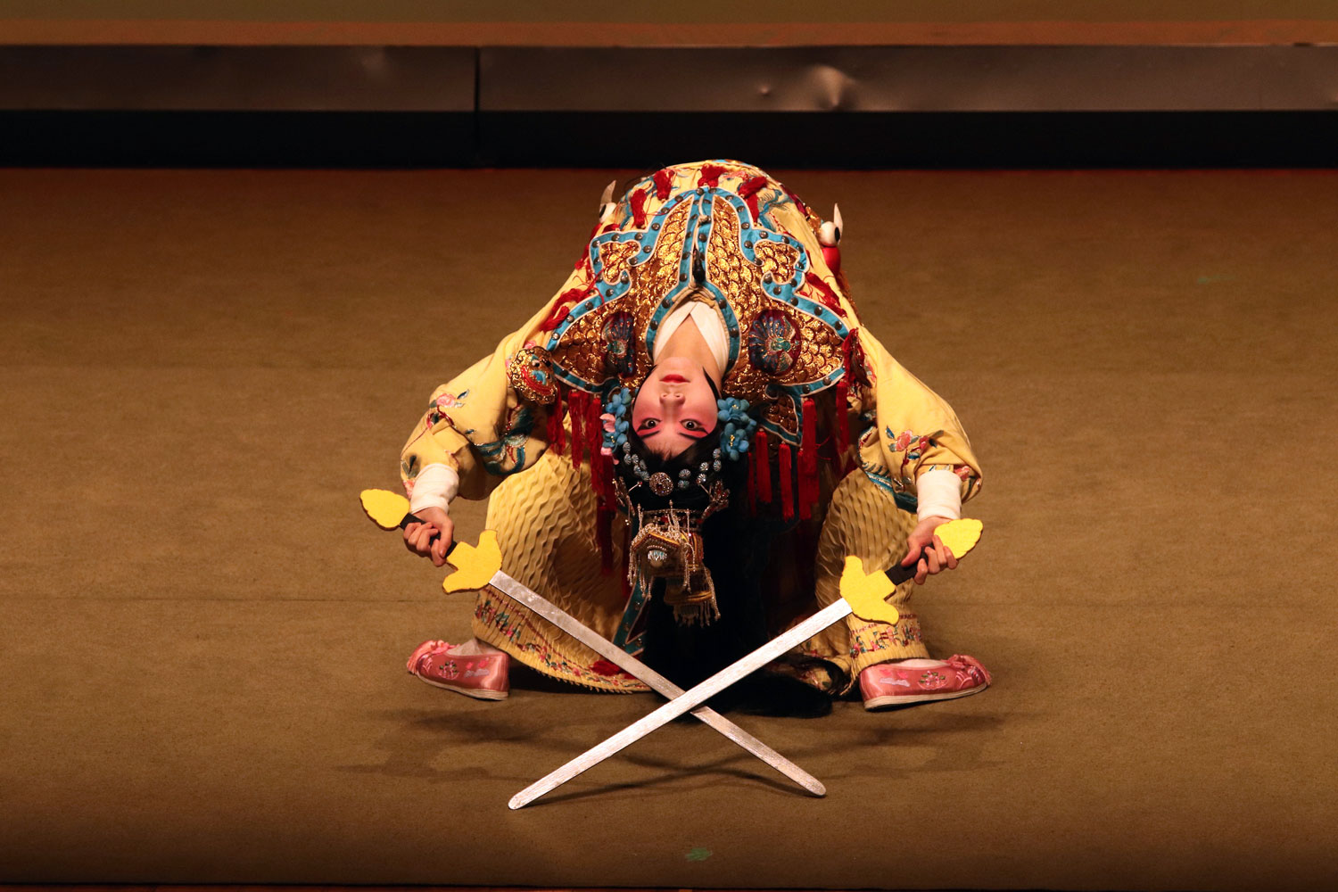 京劇　覇王別姫・剣舞（虞姫：琴井麗文）　写真：井田裕明