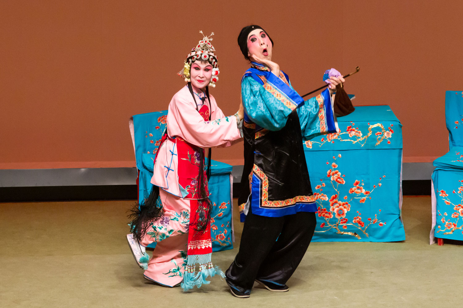 京劇　腕輪を拾って[拾玉鐲]（孫玉姣：竹口美鈴,劉婆：田村義明）　写真：岩切卓士