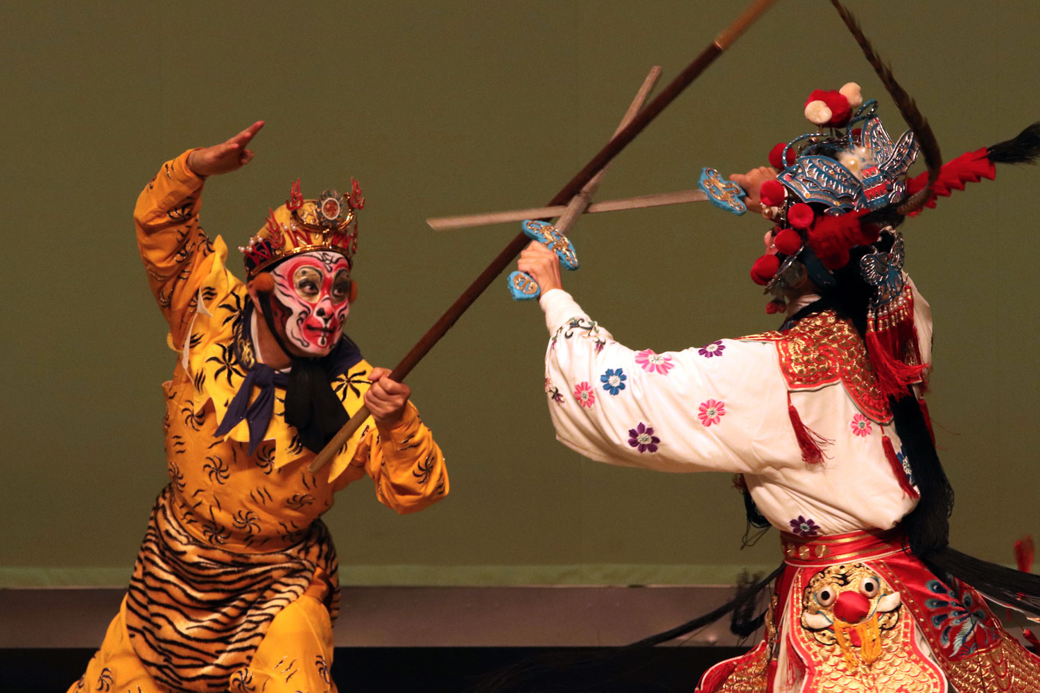 京劇　孫悟空　扇を借りる（孫悟空：石山雄太、鉄扇公主：張飛鳳）　写真：井田裕明