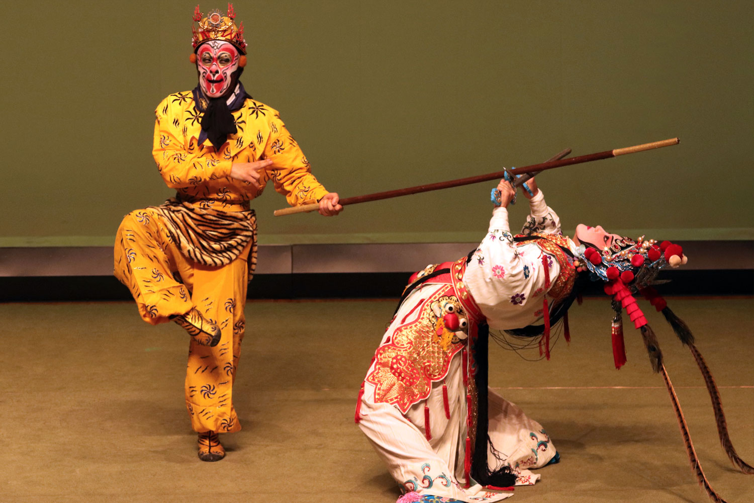 京劇　孫悟空　扇を借りる（孫悟空：石山雄太、鉄扇公主：張飛鳳）　写真：井田裕明