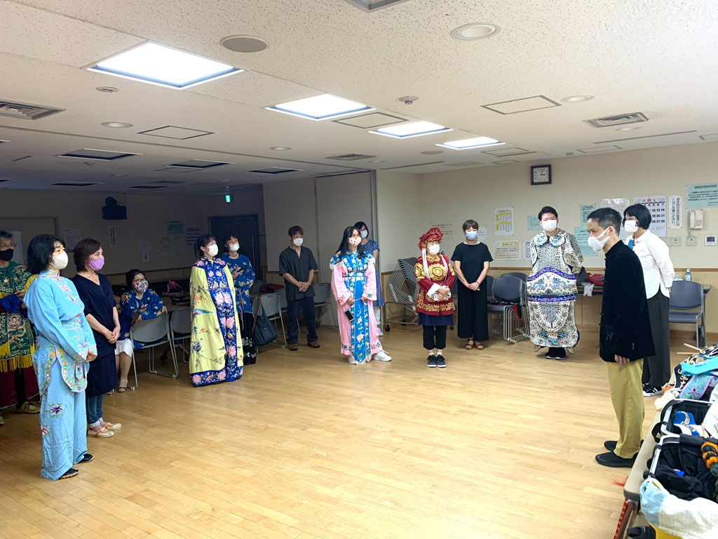 京劇ワークショップ（講師：張烏梅）