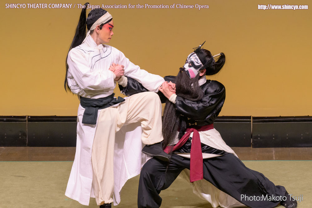 京劇　二将軍（馬超：南部快斗[隕石のかけら]、張飛：小林孝徳）　写真：辻誠[フェアー・プライス]