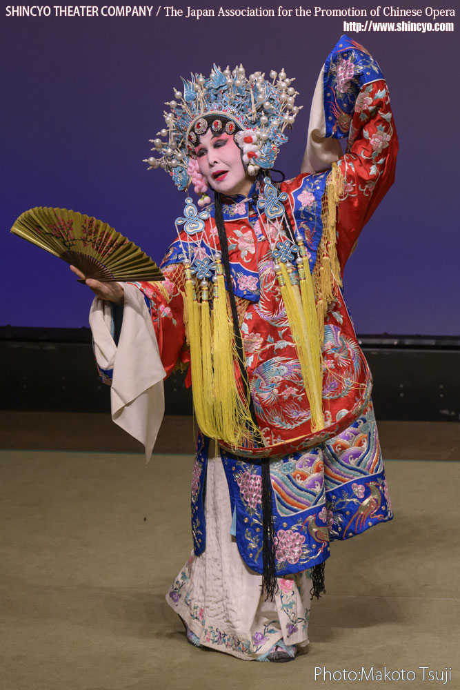京劇　貴妃酔酒（楊貴妃：竹口美鈴）　写真：辻誠[フェアー・プライス]