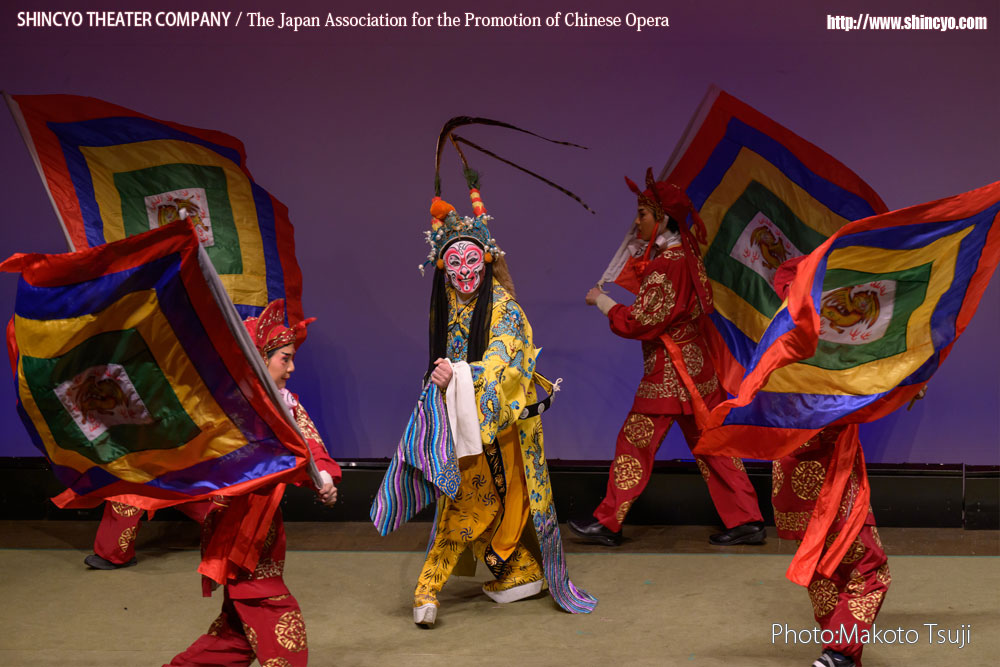 京劇　孫悟空　天界で大暴れ～桃園（孫悟空：石山雄太、天兵：市民参加）　写真：辻誠[フェアー・プライス]