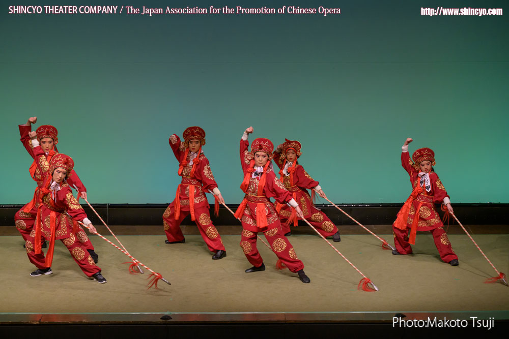 京劇　孫悟空　天界で大暴れ～排山（天兵：市民参加）　写真：辻誠[フェアー・プライス]