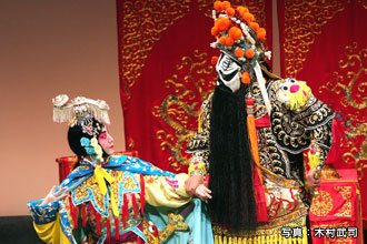 京劇「覇王別姫」（写真：木村武司／項羽：張春祥、虞姫：張桂琴）