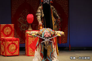 京劇「覇王別姫」の剣舞（写真：井田裕明／虞姫：張桂琴）