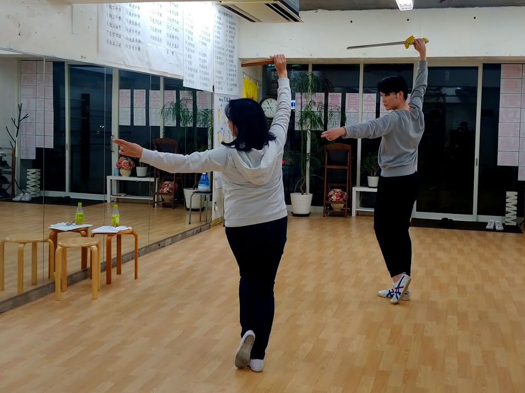 張桂琴による「覇王別姫・剣舞」の指導