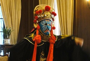 黒マントに身を包んだ異様な仮面の男として出演