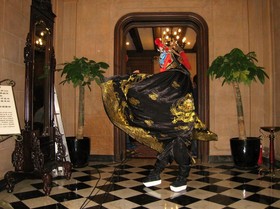 待機中：廊下で確認に余念がありません