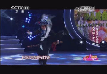 帯の蹴り技を決める大島陸くん