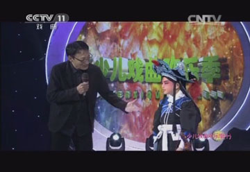 演技後のインタビューに答える張春祥と大島陸君